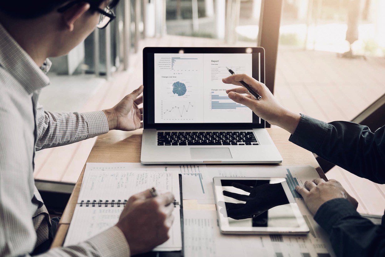 Equipe en reunion autour d'un ordinateur portable